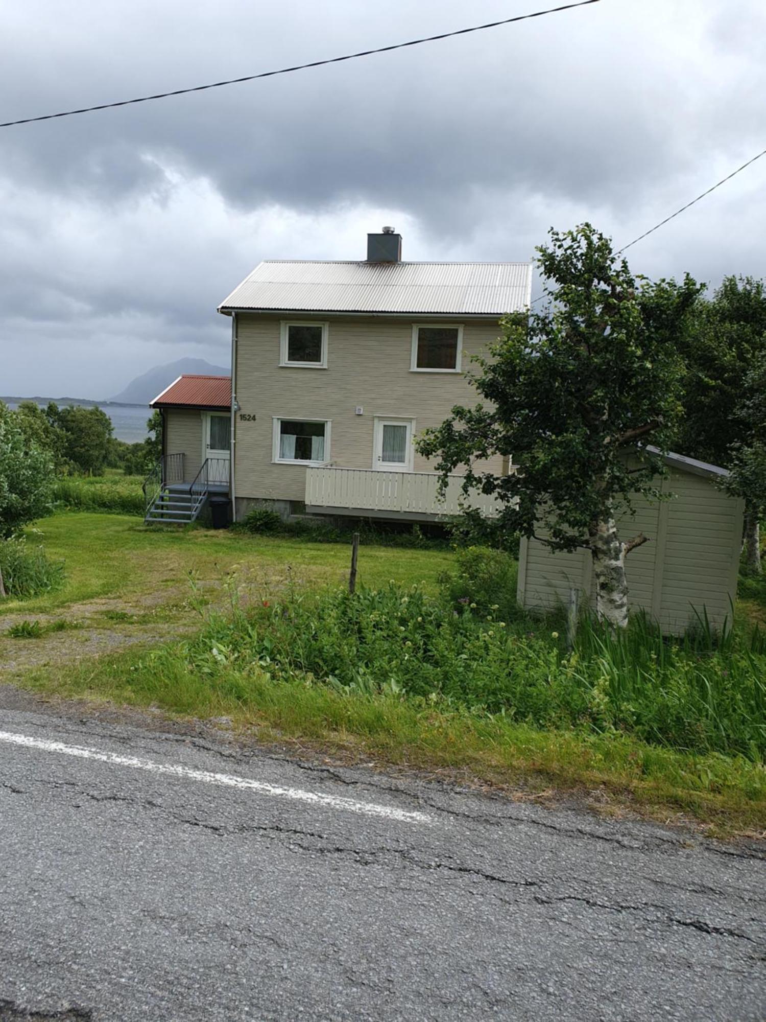 Med Utsikt Mot Hoven * Smedvik